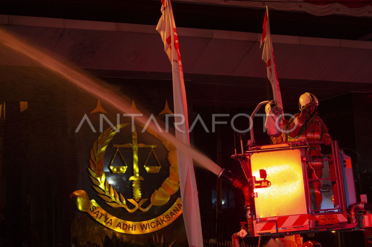 KEBAKARAN GEDUNG KEJAKSAAN AGUNG | ANTARA Foto