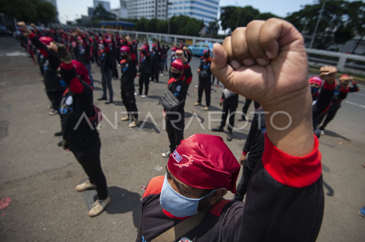 AKSI TOLAK OMNIBUS LAW RUU CIPTA KERJA | ANTARA Foto