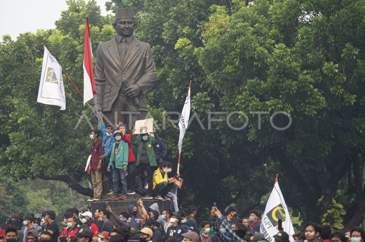 Ricuh Aksi Tolak Uu Cipta Kerja Di Jakarta Antara Foto