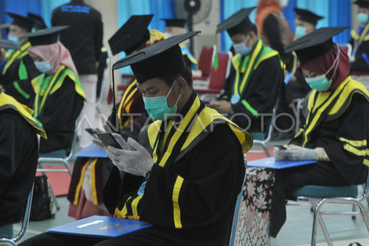 WISUDA DENGAN PROTOKOL KESEHATAN | ANTARA Foto