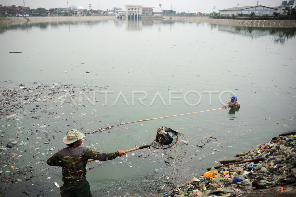 PEMBERSIHAN SAMPAH DI KOLAM RETENSI CIEUNTEUNG ANTARA Foto