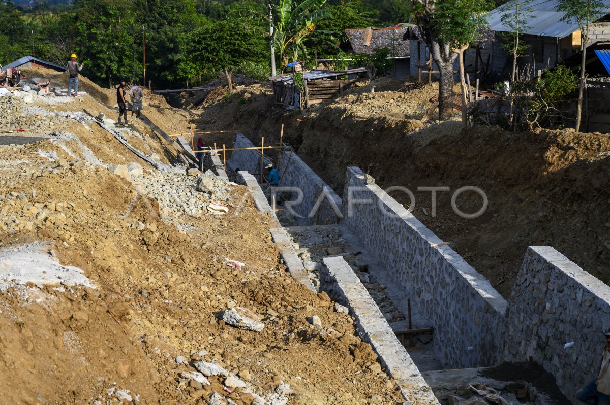 ANTISIPASI DAN PENGENDALIAN BANJIR | ANTARA Foto