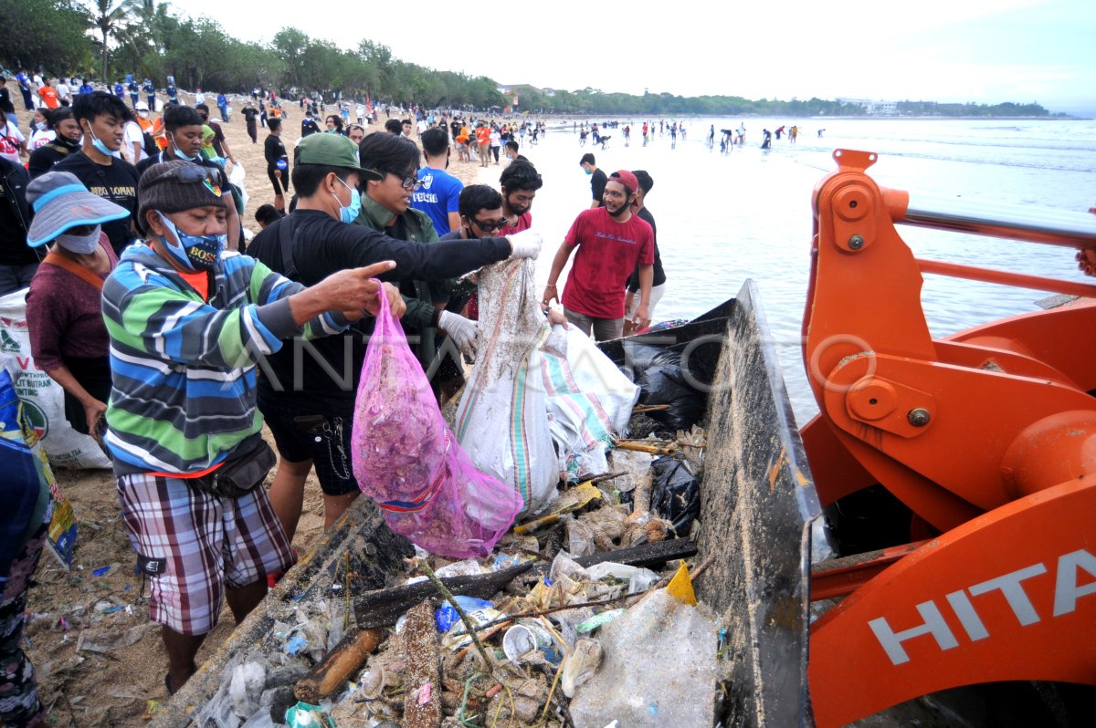 AKSI BERSIH SAMPAH PANTAI KUTA | ANTARA Foto