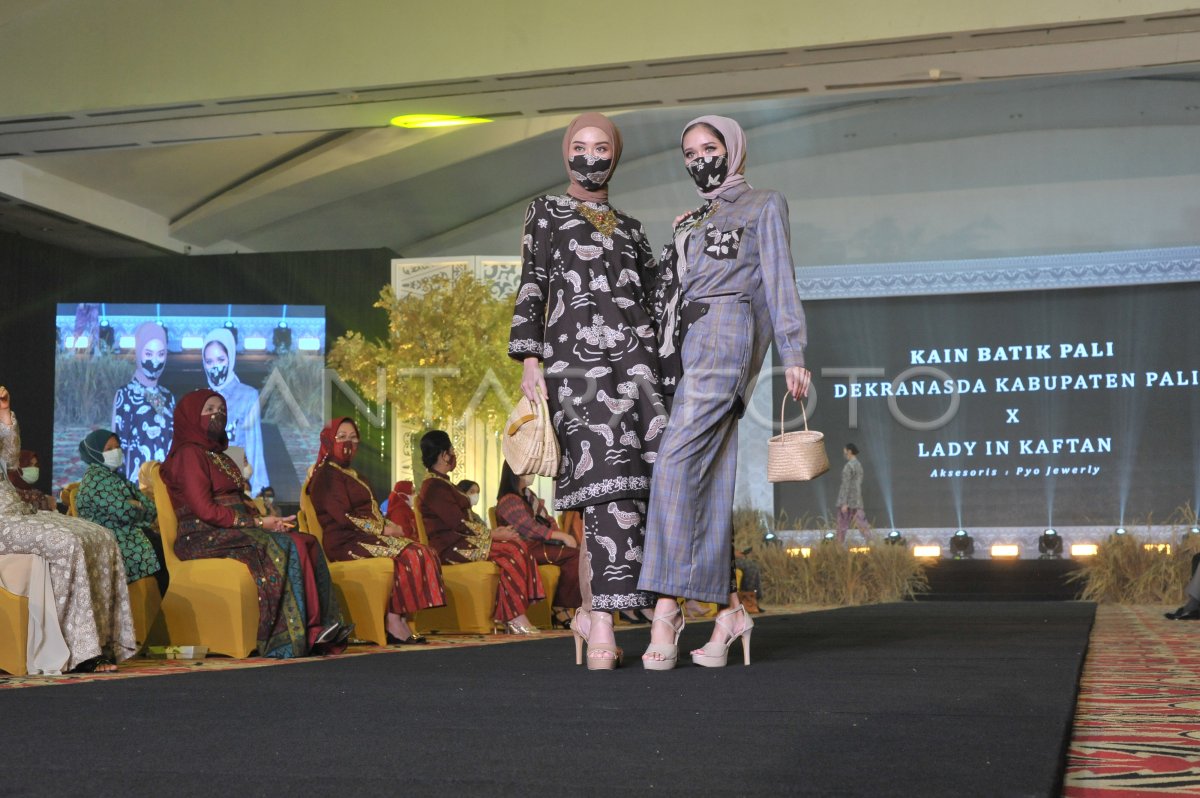 FASHION SHOW KAIN KHAS SUMSEL | ANTARA Foto