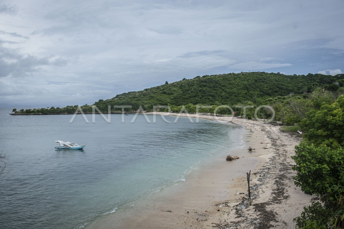 Sampah Di Pantai Pink Lombok Antara Foto 0857