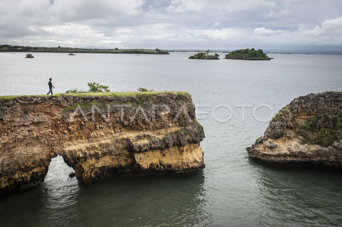 WISATA PANTAI PINK LOMBOK | ANTARA Foto