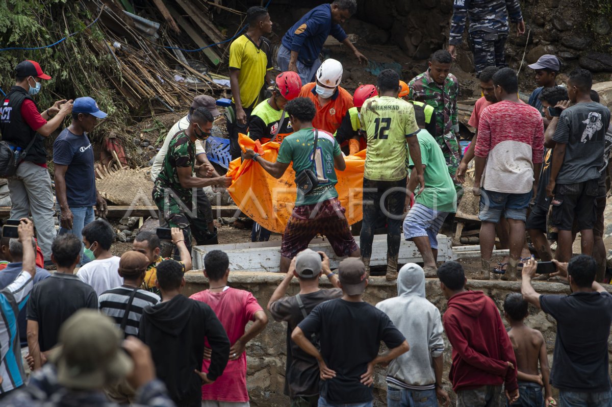 Pencarian Korban Hilang Akibat Banjir Bandang Antara Foto