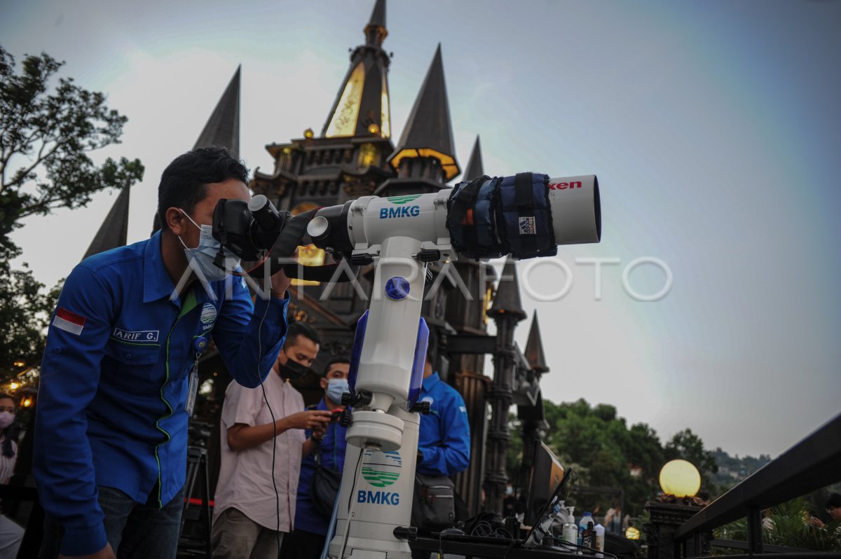 Pengamatan Gerhana Bulan Total Di Bandung Antara Foto