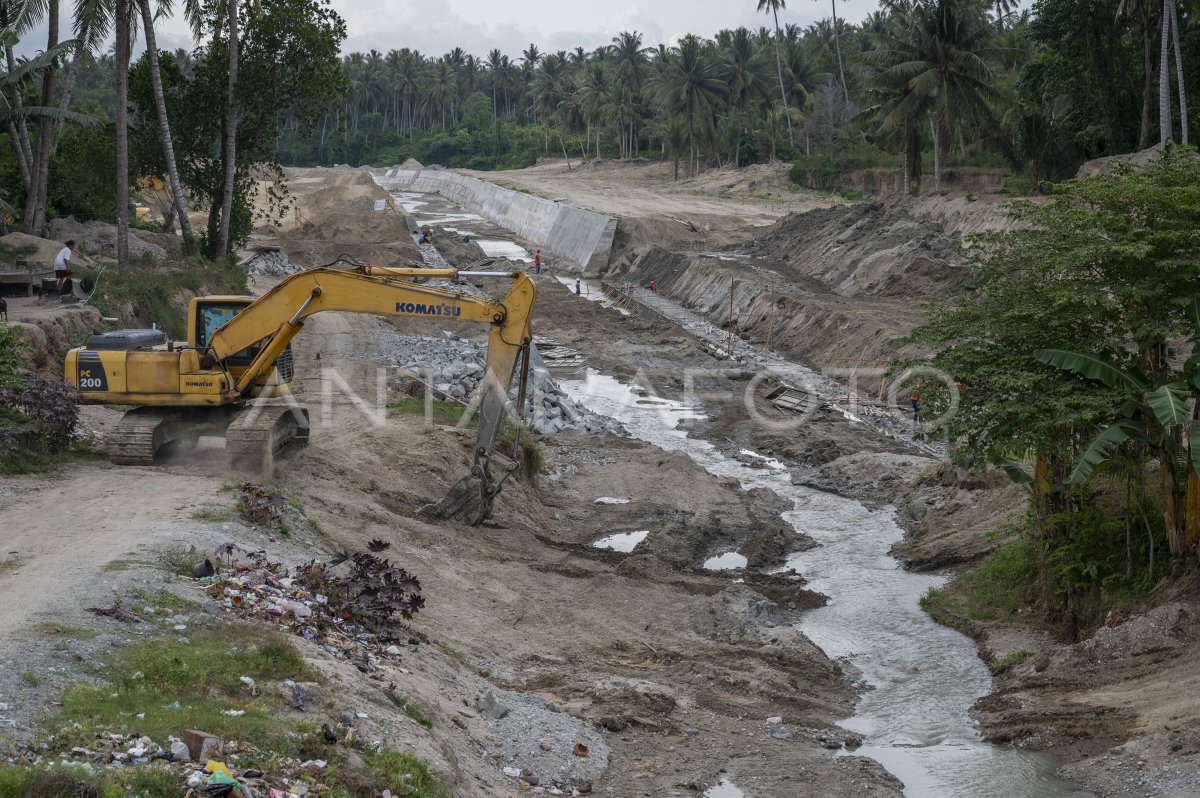 PENGENDALIAN SUNGAI UNTUK CEGAH BANJIR BANDANG | ANTARA Foto