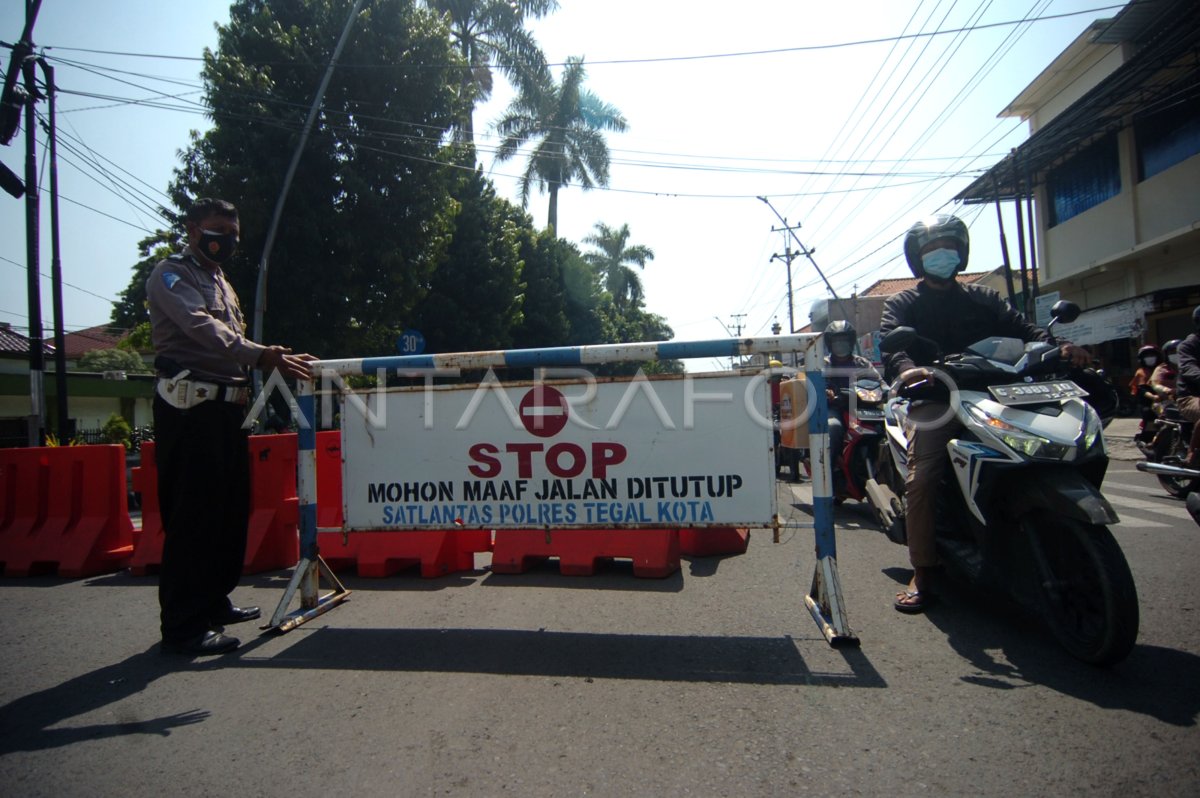 PENUTUPAN JALAN PEMBERLAKUAN PPKM DARURAT | ANTARA Foto