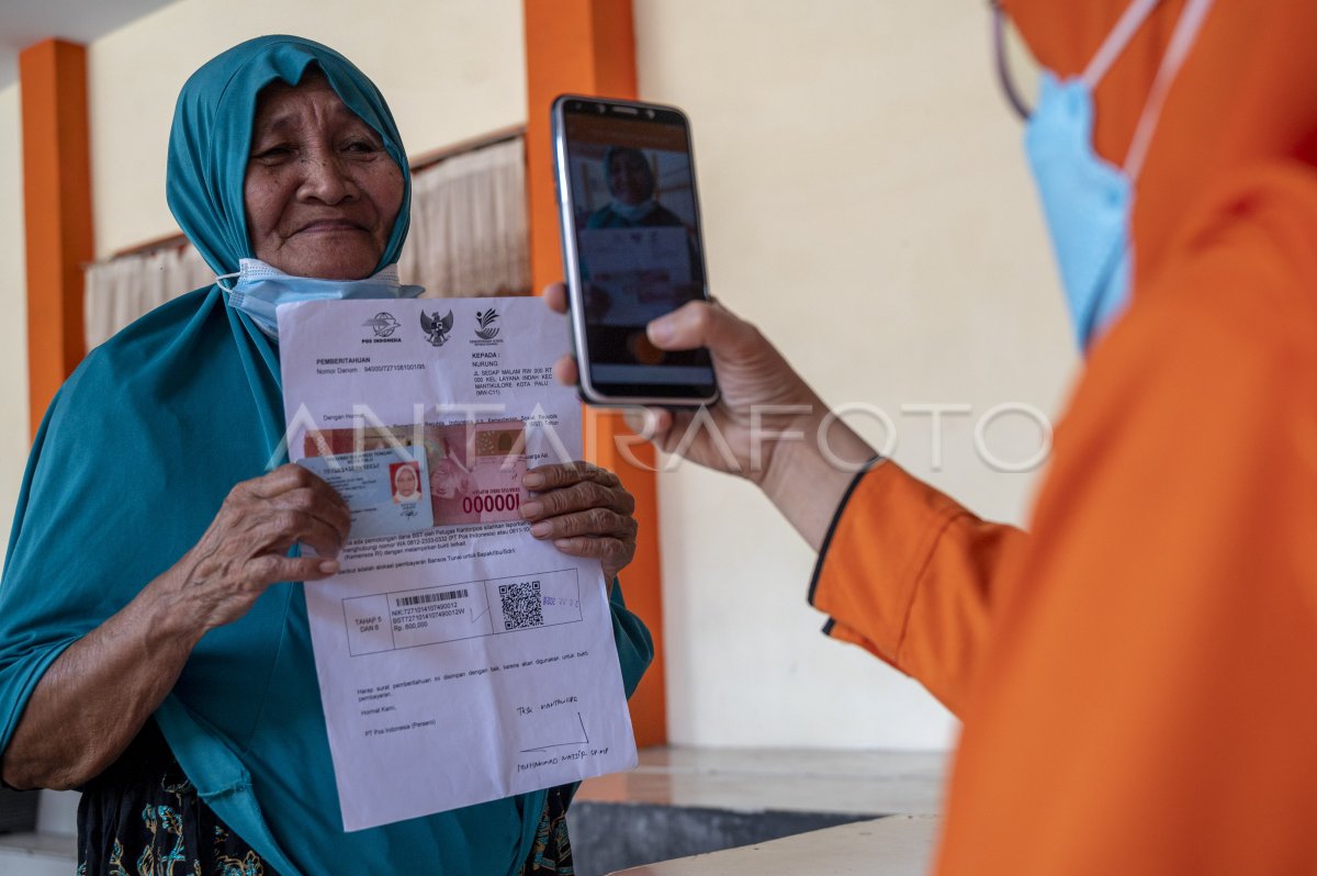 Penyaluran Bantuan Sosial Tunai Di Palu Antara Foto