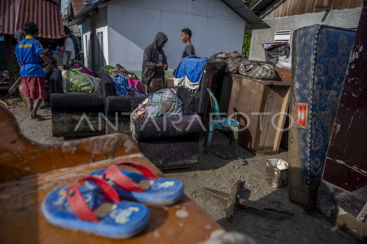 EVAKUASI BARANG KORBAN BANJIR BANDANG | ANTARA Foto