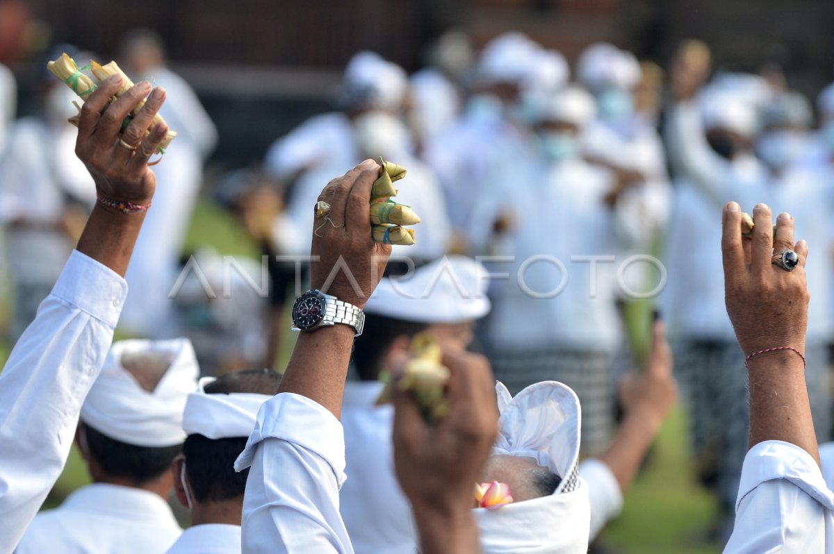 Ritual Adat Perang Ketupat Di Cirebon