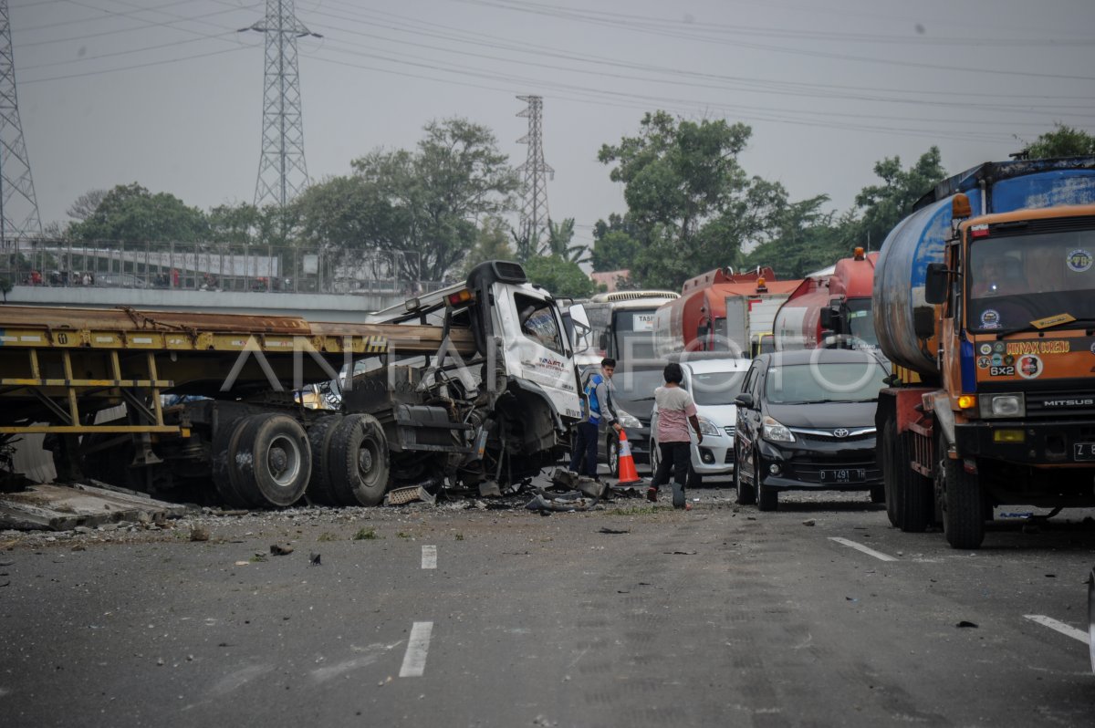 KECELAKAAN DI TOL PURBALEUNYI | ANTARA Foto