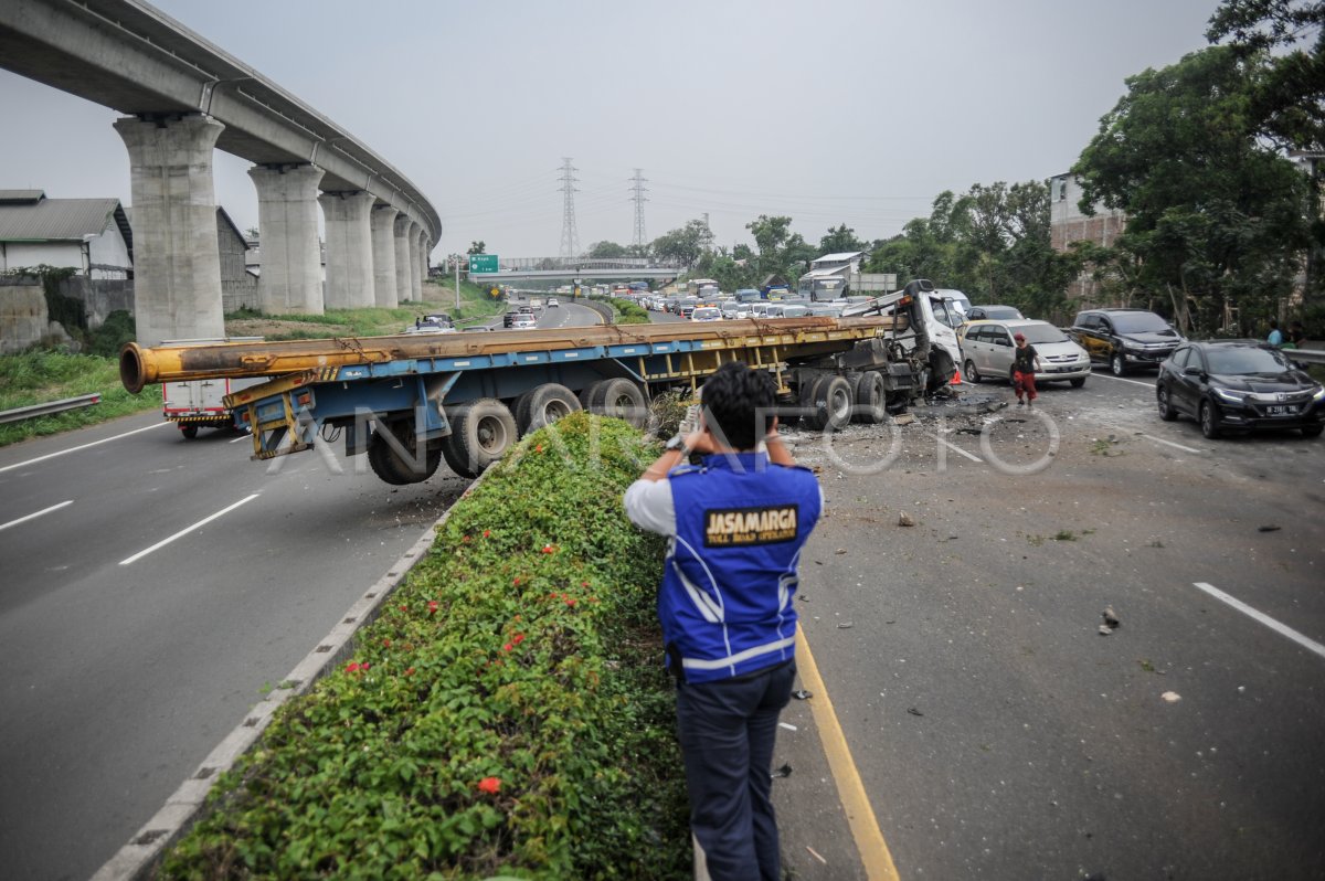 KECELAKAAN DI TOL PURBALEUNYI | ANTARA Foto