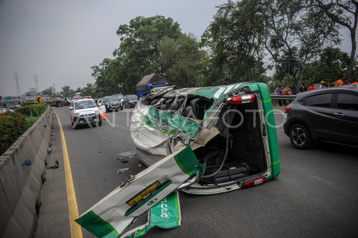 KECELAKAAN DI TOL PURBALEUNYI | ANTARA Foto