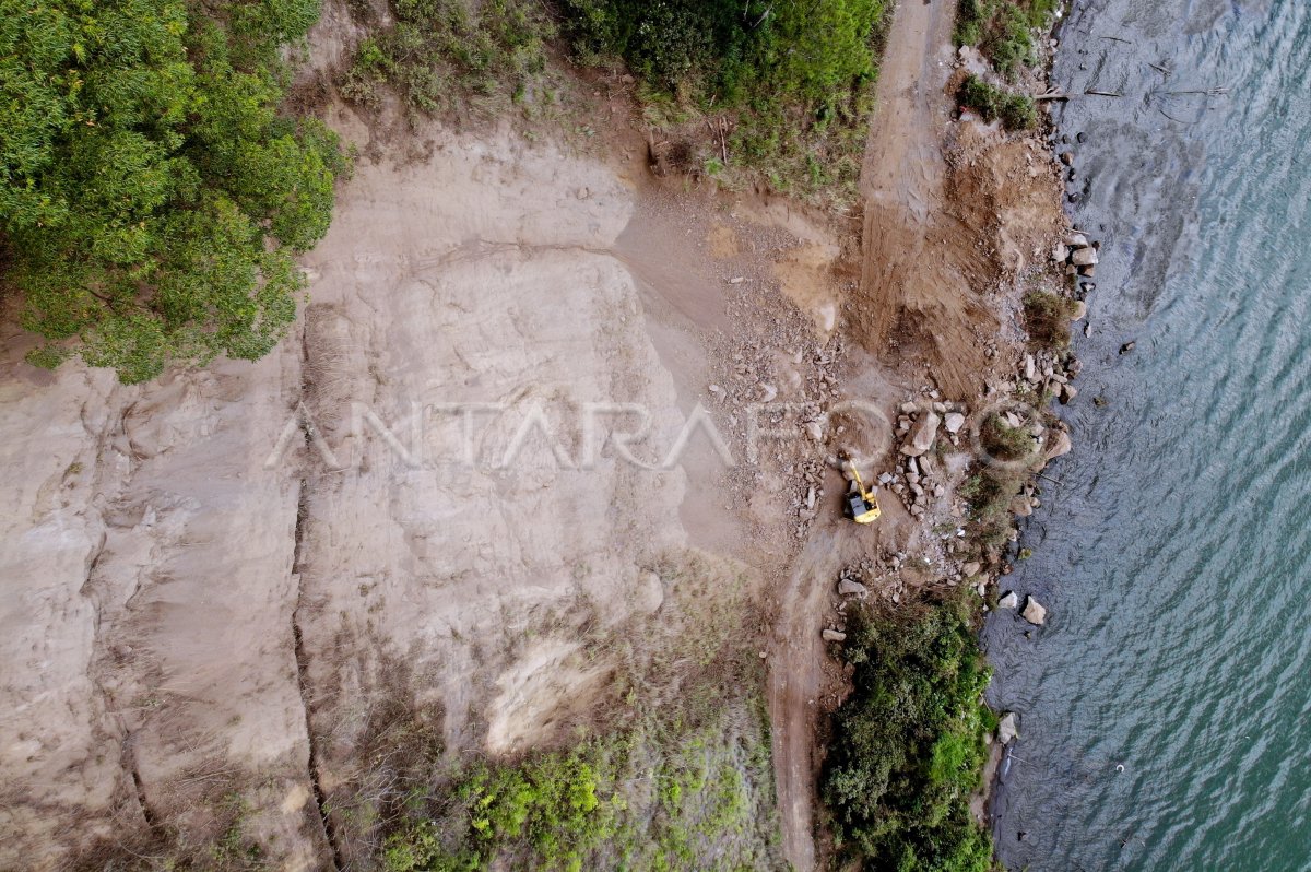 Akses Jalan Tertutup Longsor Akibat Gempa Antara Foto