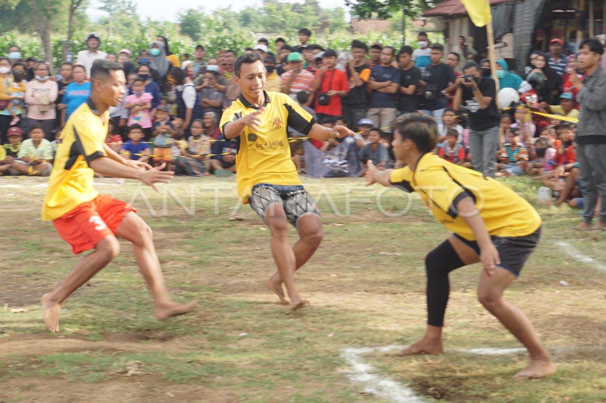 PERMAINAN TRADISIONAL BENTENGAN DI TULUNGAGUNG | ANTARA Foto