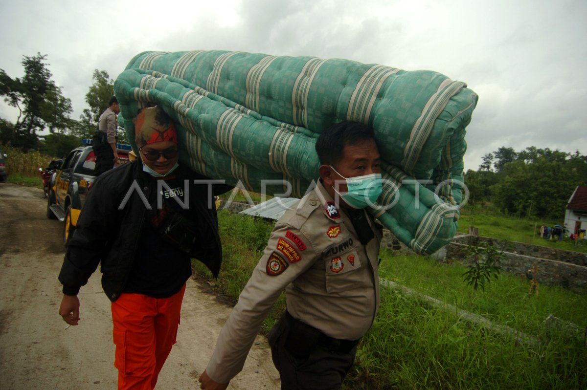 Evakuasi Barang Barang Korban Tanah Bergerak Antara Foto