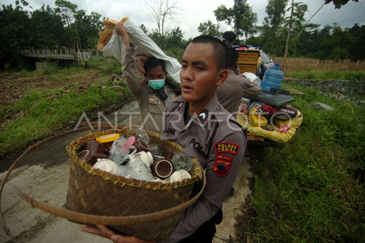 Evakuasi Barang Barang Korban Tanah Bergerak Antara Foto