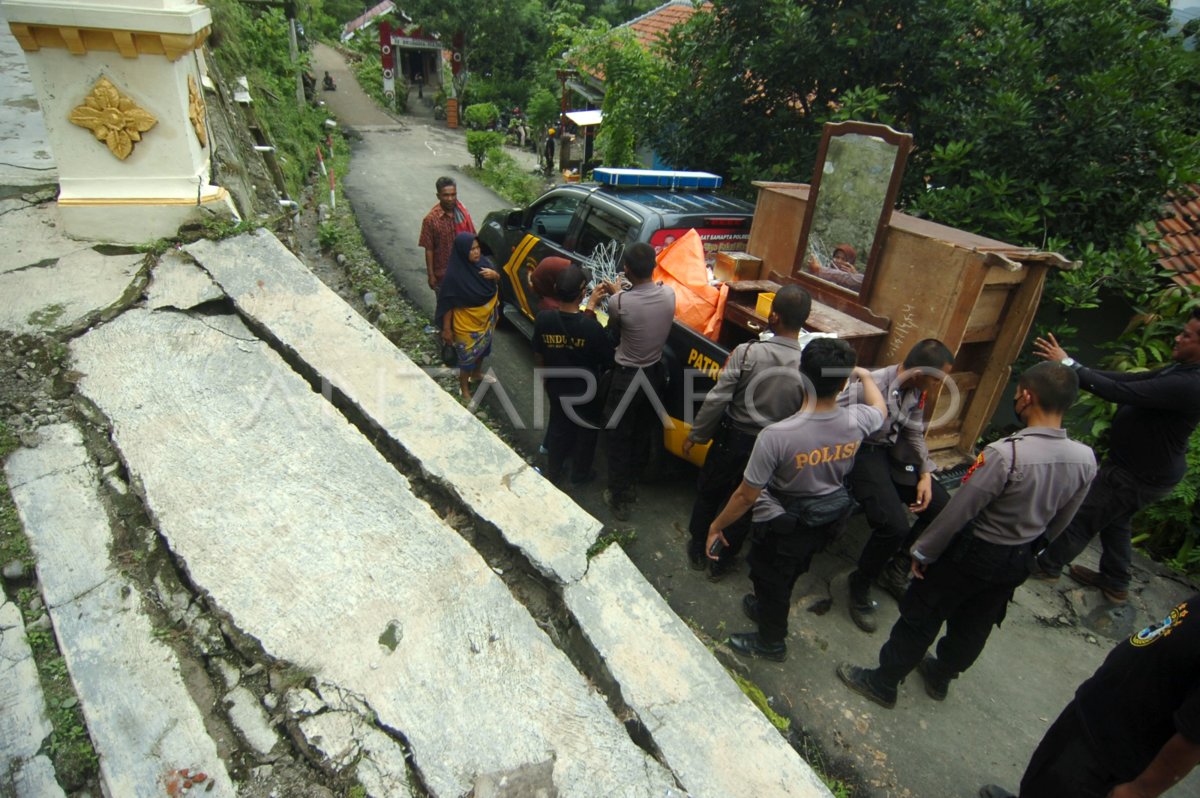 Evakuasi Barang Barang Korban Tanah Bergerak Antara Foto