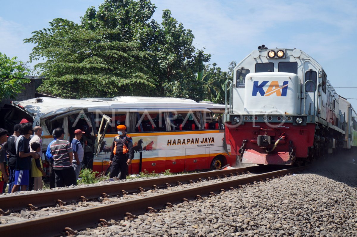 BUS PARIWISATA TERTABRAK KERETA API | ANTARA Foto