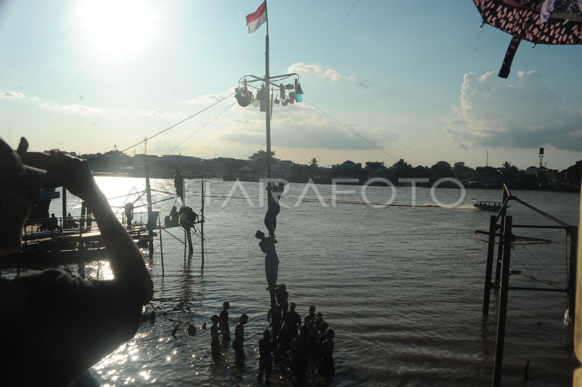 PANJAT PINANG DI BANTARAN SUNGAI MUSI