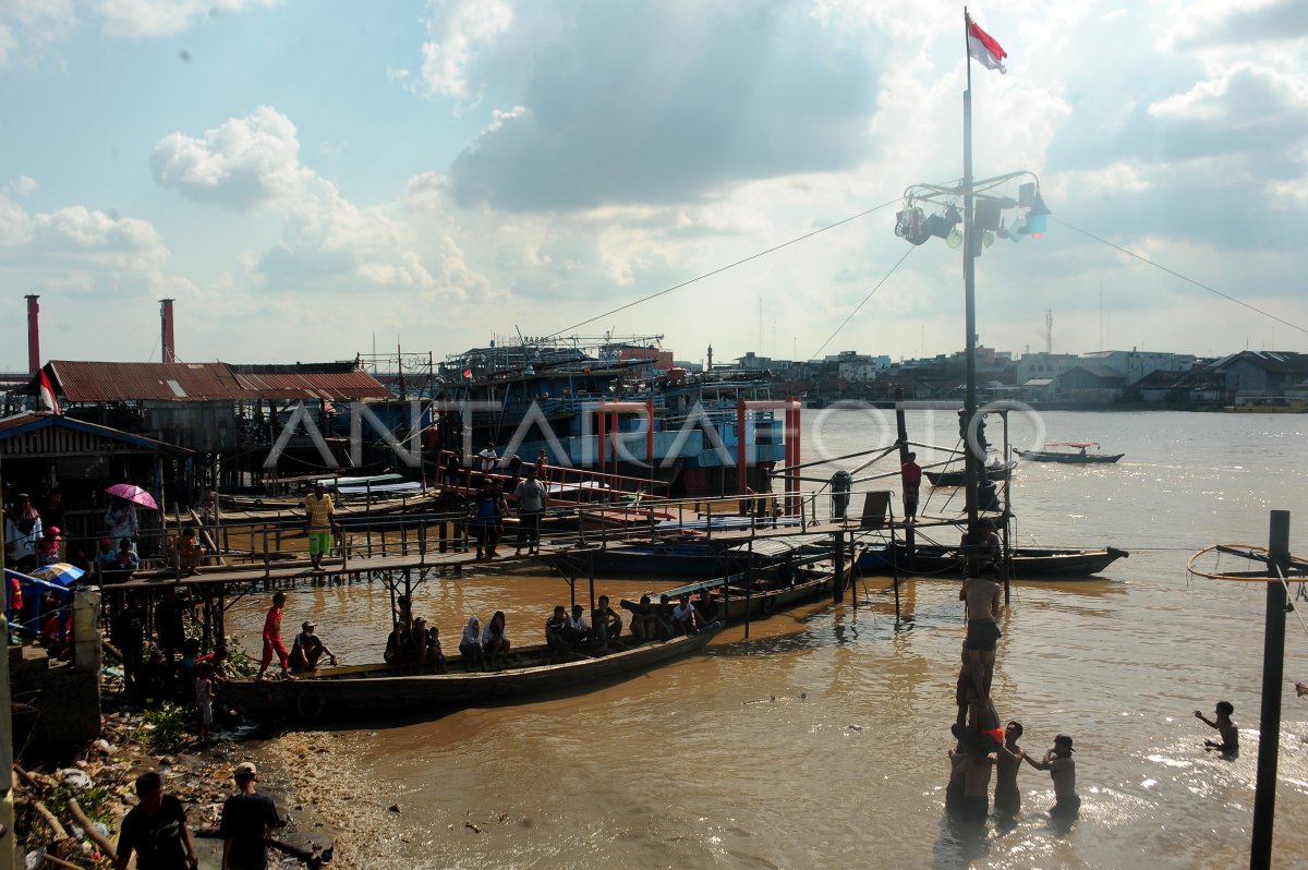 PANJAT PINANG DI BANTARAN SUNGAI MUSI