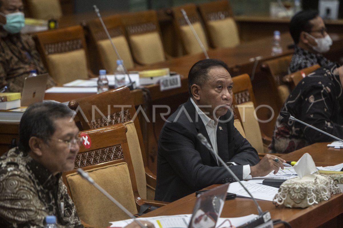 RAKER MENPORA DENGAN KOMISI X DPR | ANTARA Foto