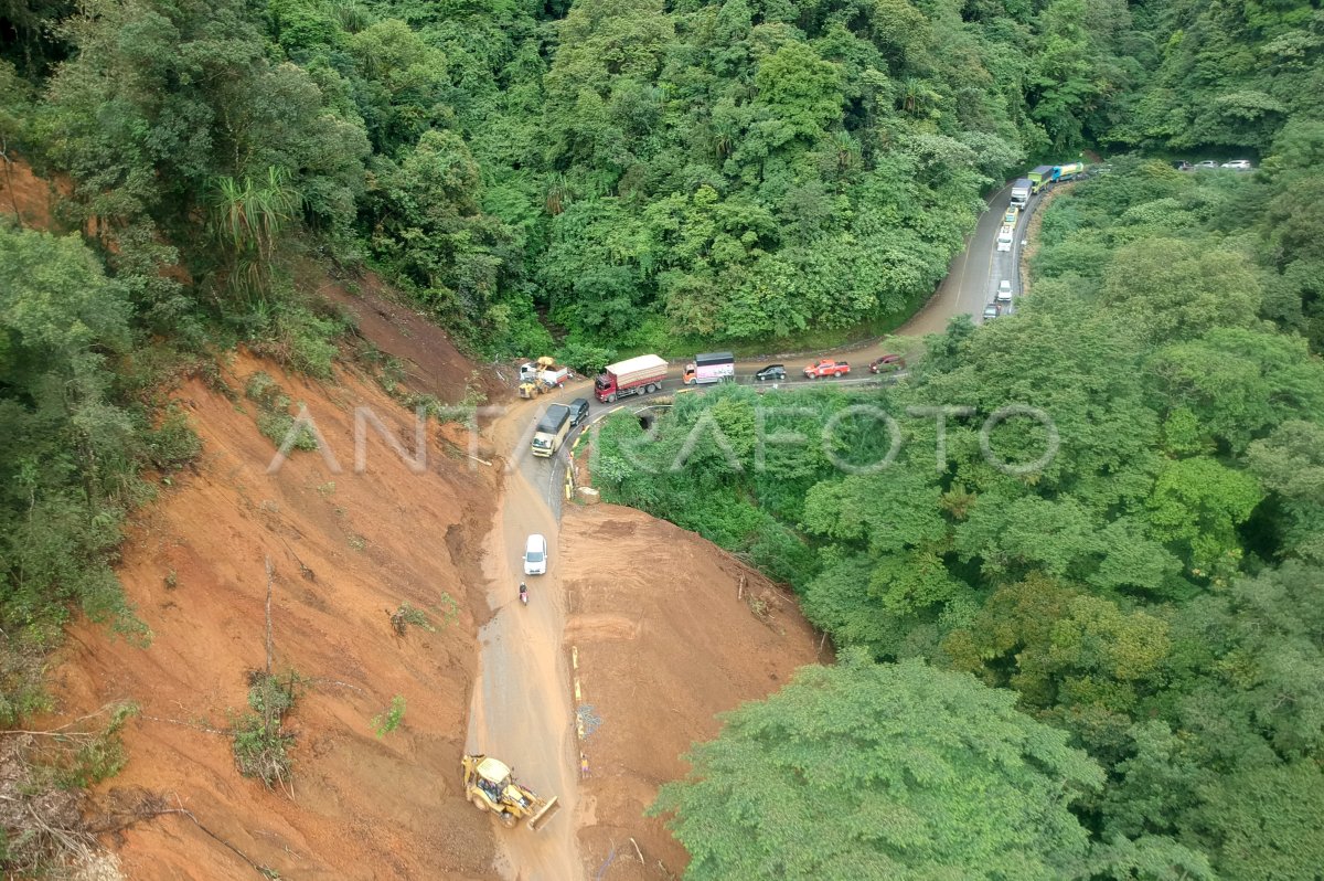 PENANGANAN LONGSOR JALUR SITINJAU LAUIK | ANTARA Foto