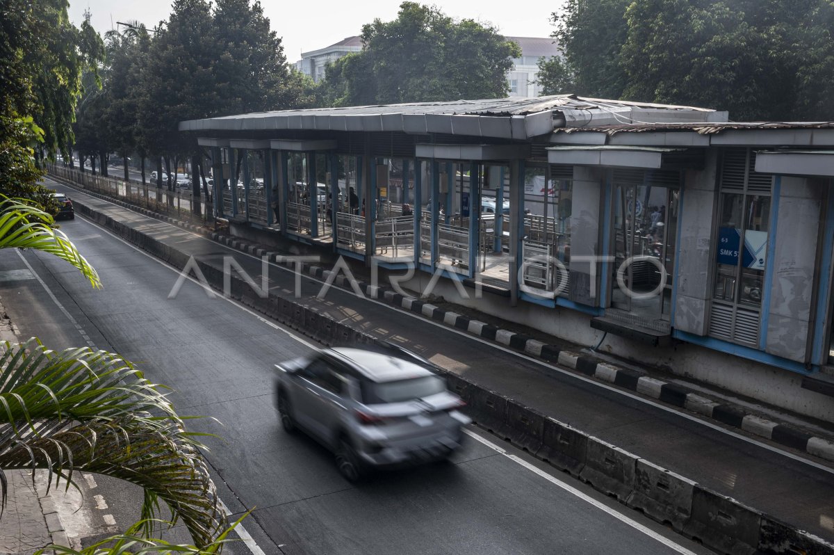 PENUTUPAN EMPAT HALTE TRANSJAKARTA UNTUK REVITALISASI | ANTARA Foto