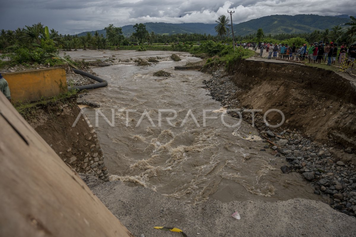 Jembatan Putus Karena Terdampak Banjir Di Sigi Antara Foto