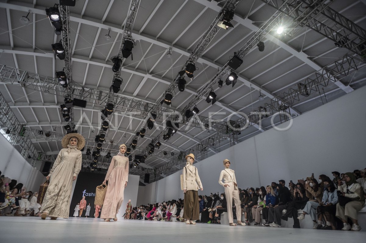 BUSANA RANCANGAN GLASHKA DI JFW 2023 | ANTARA Foto