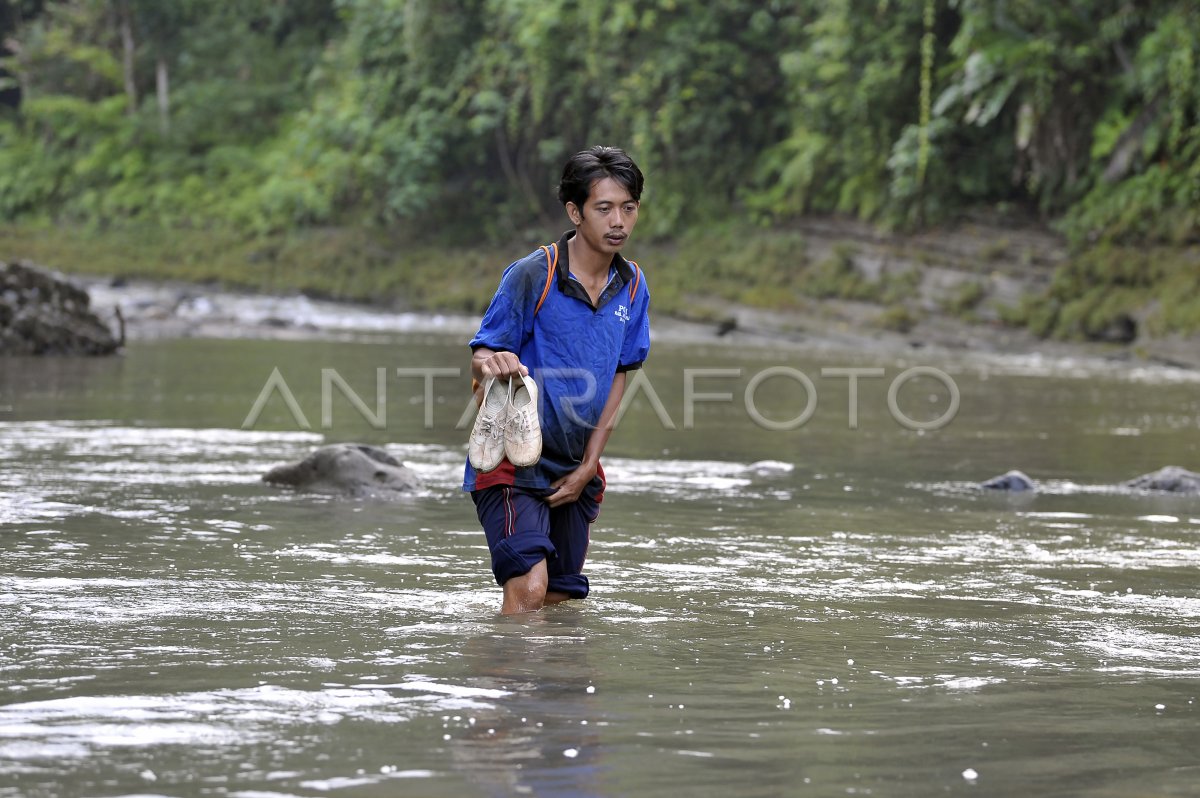 Warga Terisolir Akibat Jembatan Putus Di Jembrana Bali Antara Foto