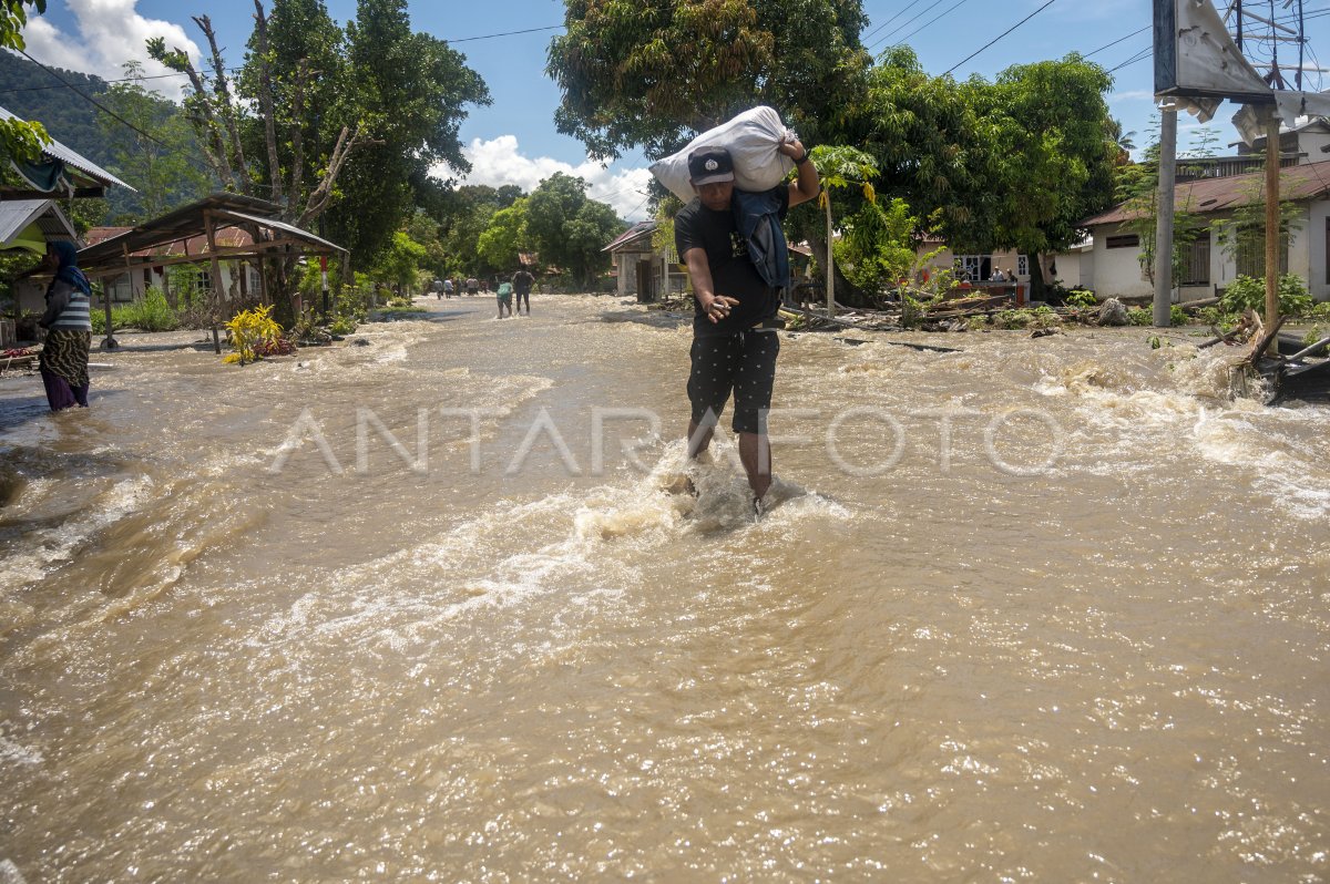 BANJIR LUAPAN SUNGAI DI SIGI | ANTARA Foto