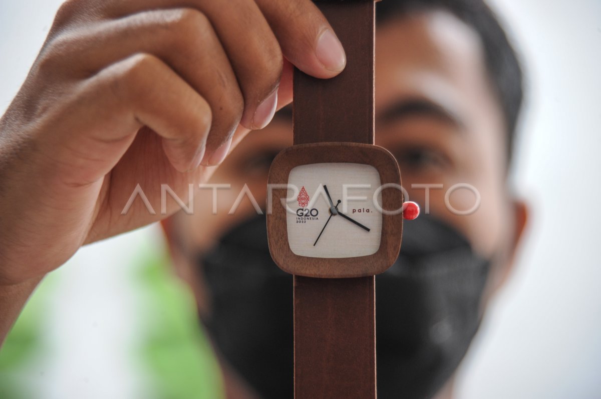 PRODUKSI SOUVENIR G20 | ANTARA Foto
