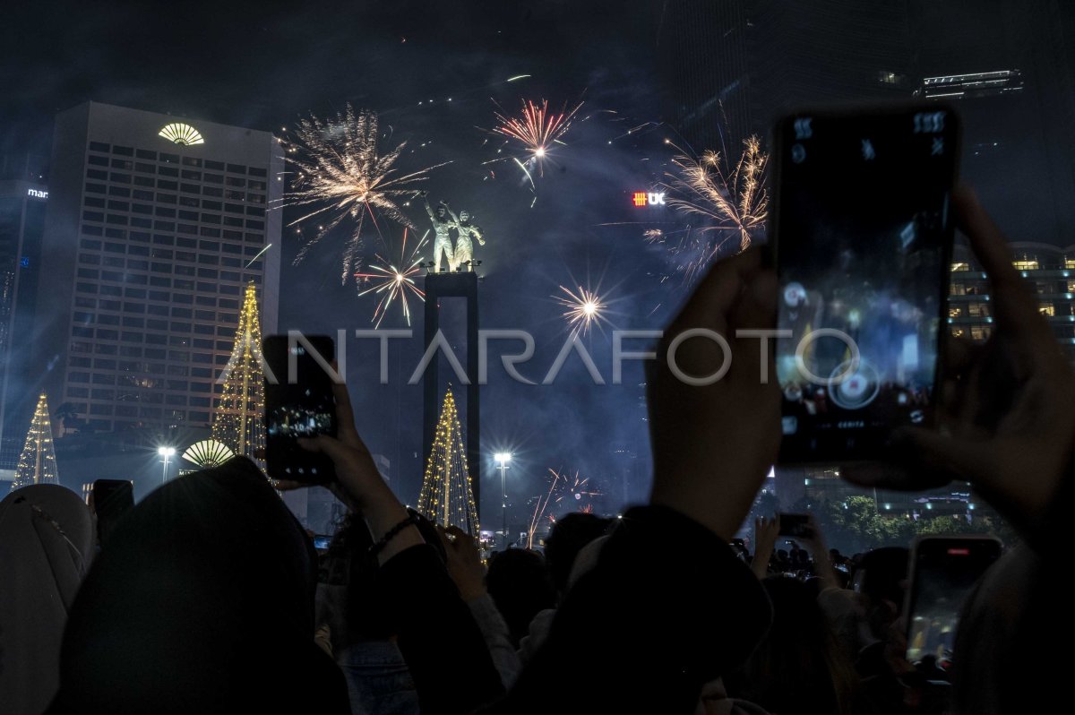 PESTA KEMBANG API TAHUN BARU 2023 DI BUNDARAN HI JAKARTA | ANTARA Foto