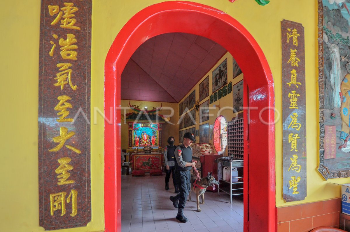 STERILISASI TEMPAT IBADAH JELANG IMLEK | ANTARA Foto