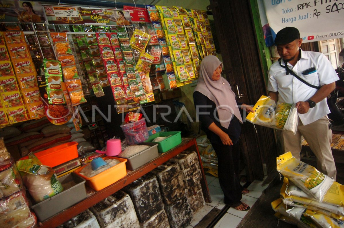 PANTAUAN PASOKAN DAN HARGA PANGAN BULOG | ANTARA Foto