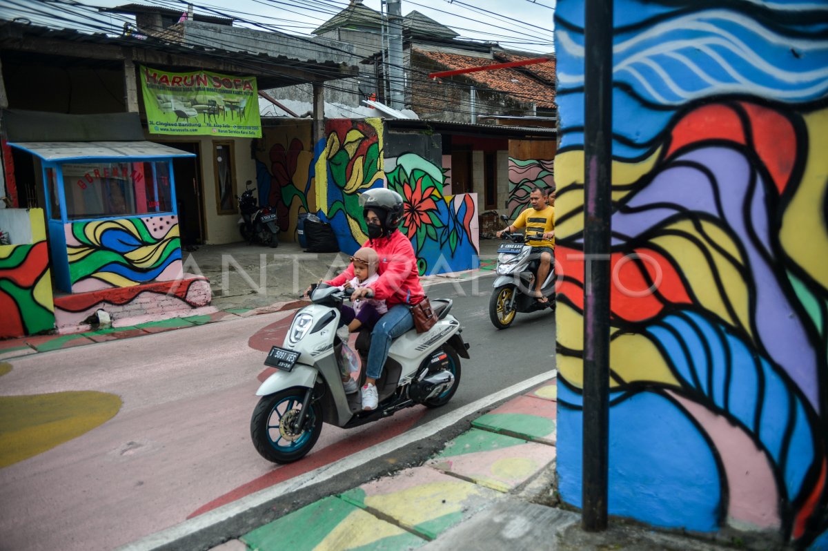 SENI MURAL DI PERMUKIMAN WARGA | ANTARA Foto