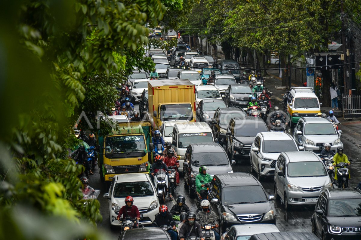 JUMLAH KENDARAAN DI KOTA BANDUNG MENCAPAI 2,2 JUTA UNIT | ANTARA Foto