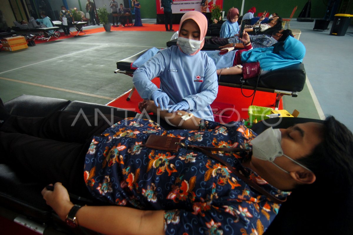 Donor Darah Pegawai Bank Antara Foto