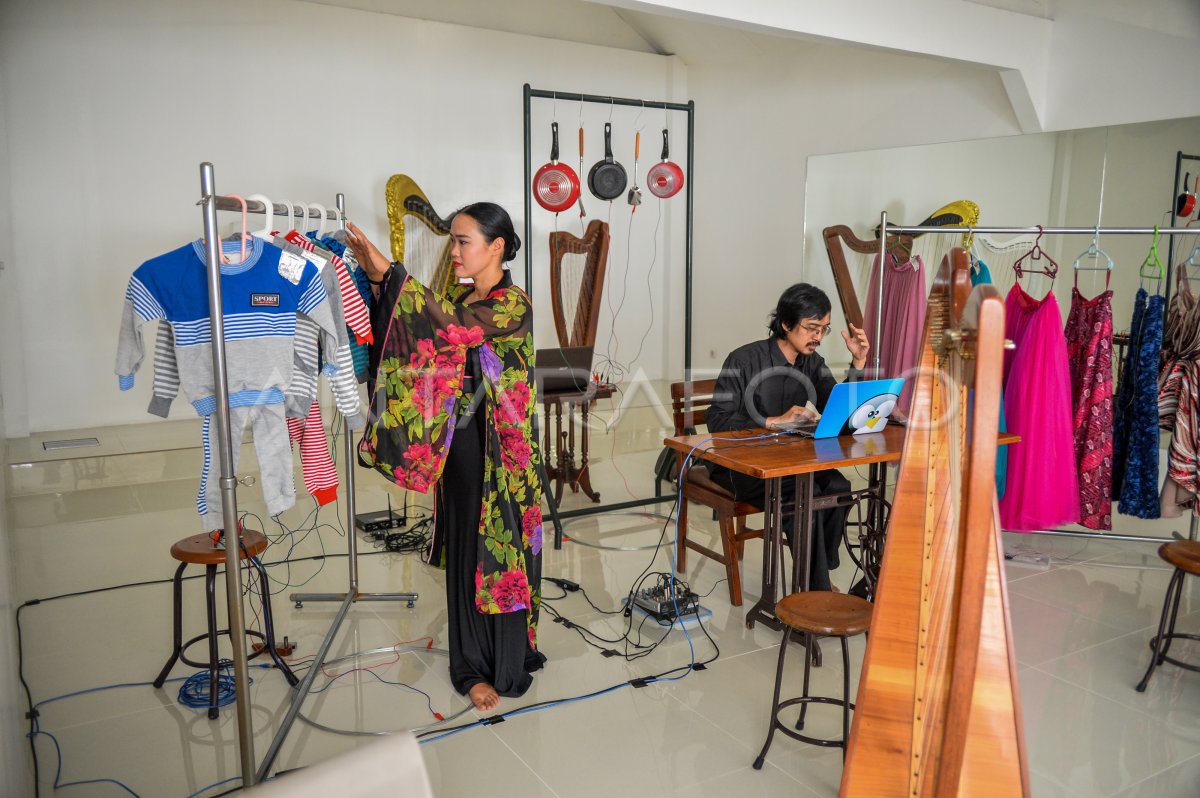 INSTRUMEN MUSIK DARI PAKAIAN DAN ALAT DAPUR ANTARA Foto