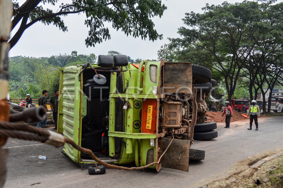 KECELAKAAN TRUK DI JALAN NASIONAL BANDUNG GARUT | ANTARA Foto