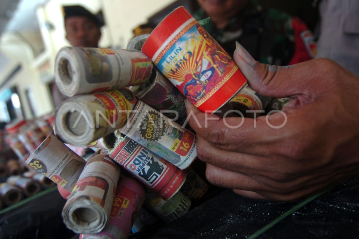 PETUGAS SITA RIBUAN PETASAN DI TEGAL | ANTARA Foto