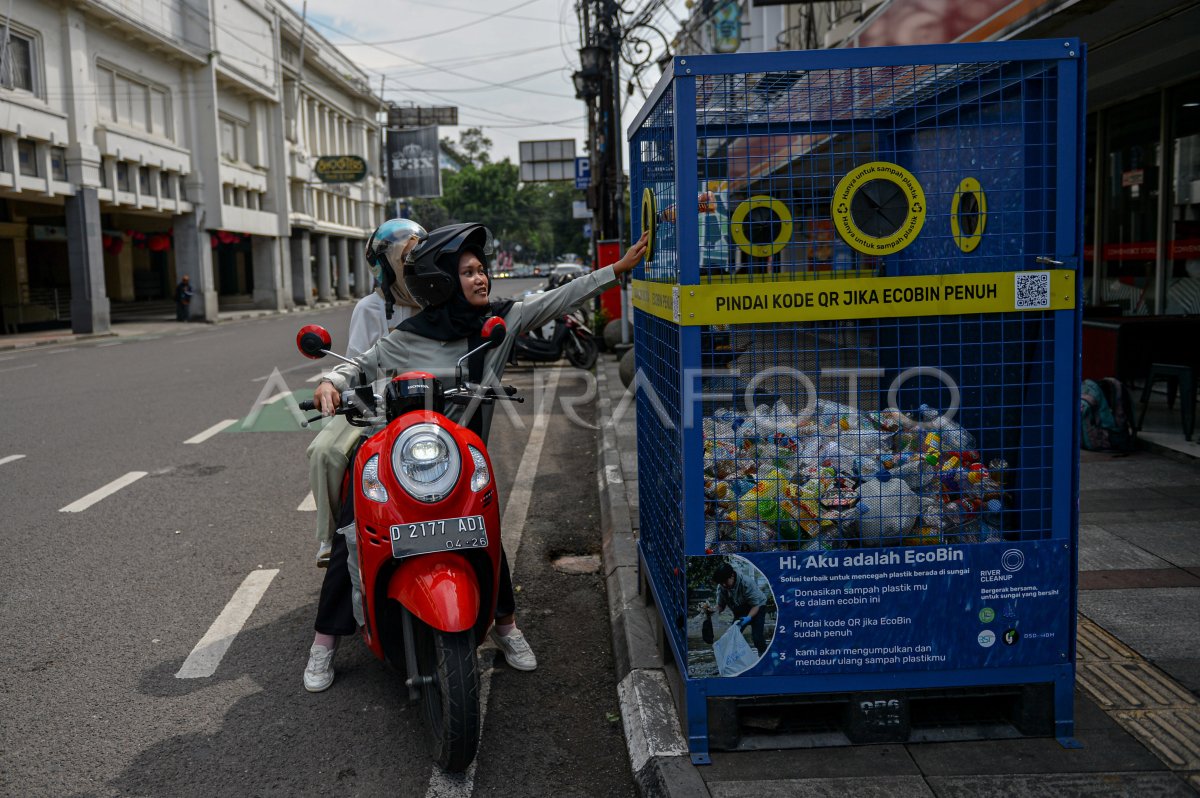 Upaya Mengurangi Sampah Plastik Di Bandung | ANTARA Foto