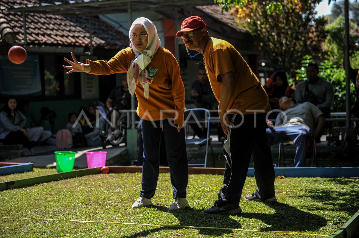 Festival permainan bocce bagi siswa disabilitas