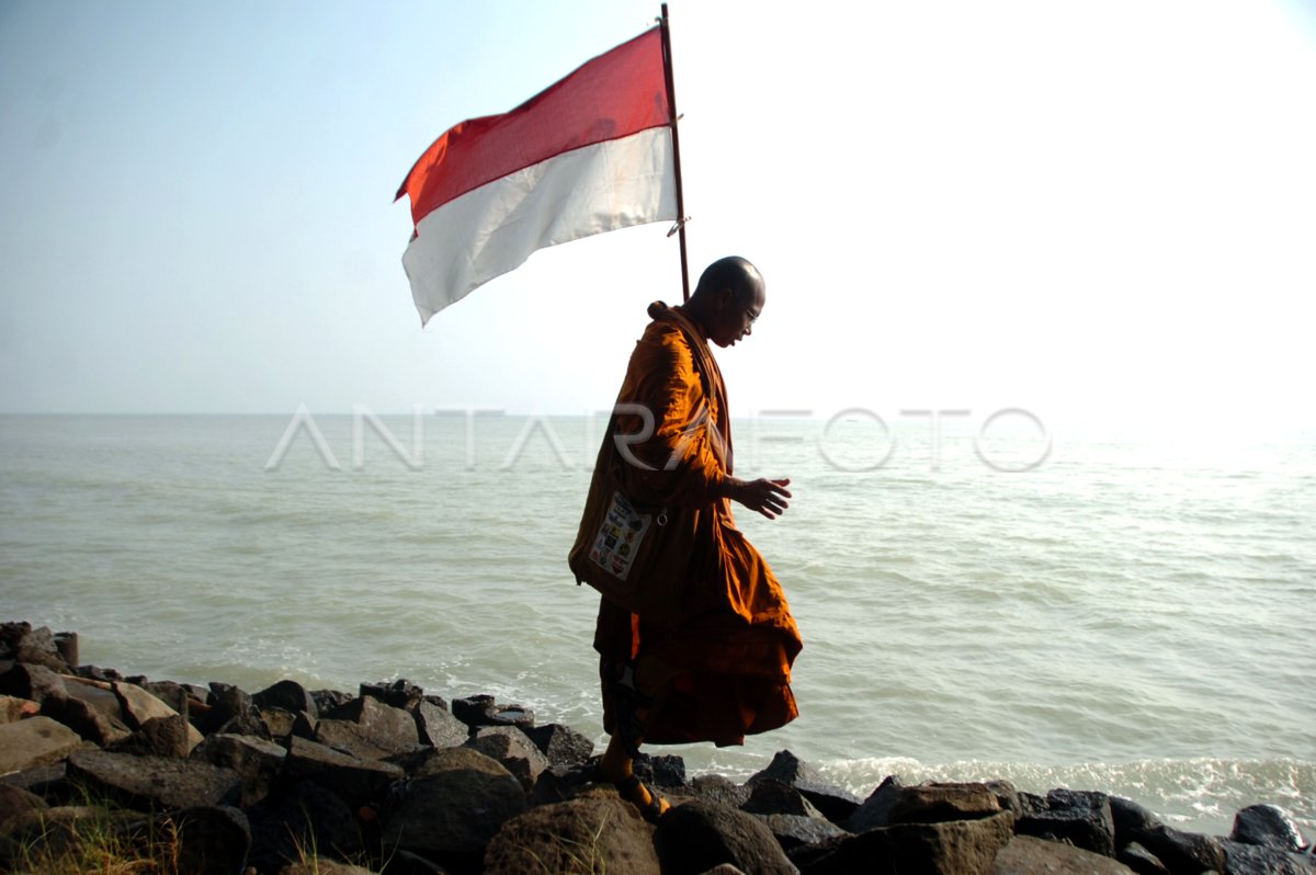 Biksu berkunjung ke pantai utara