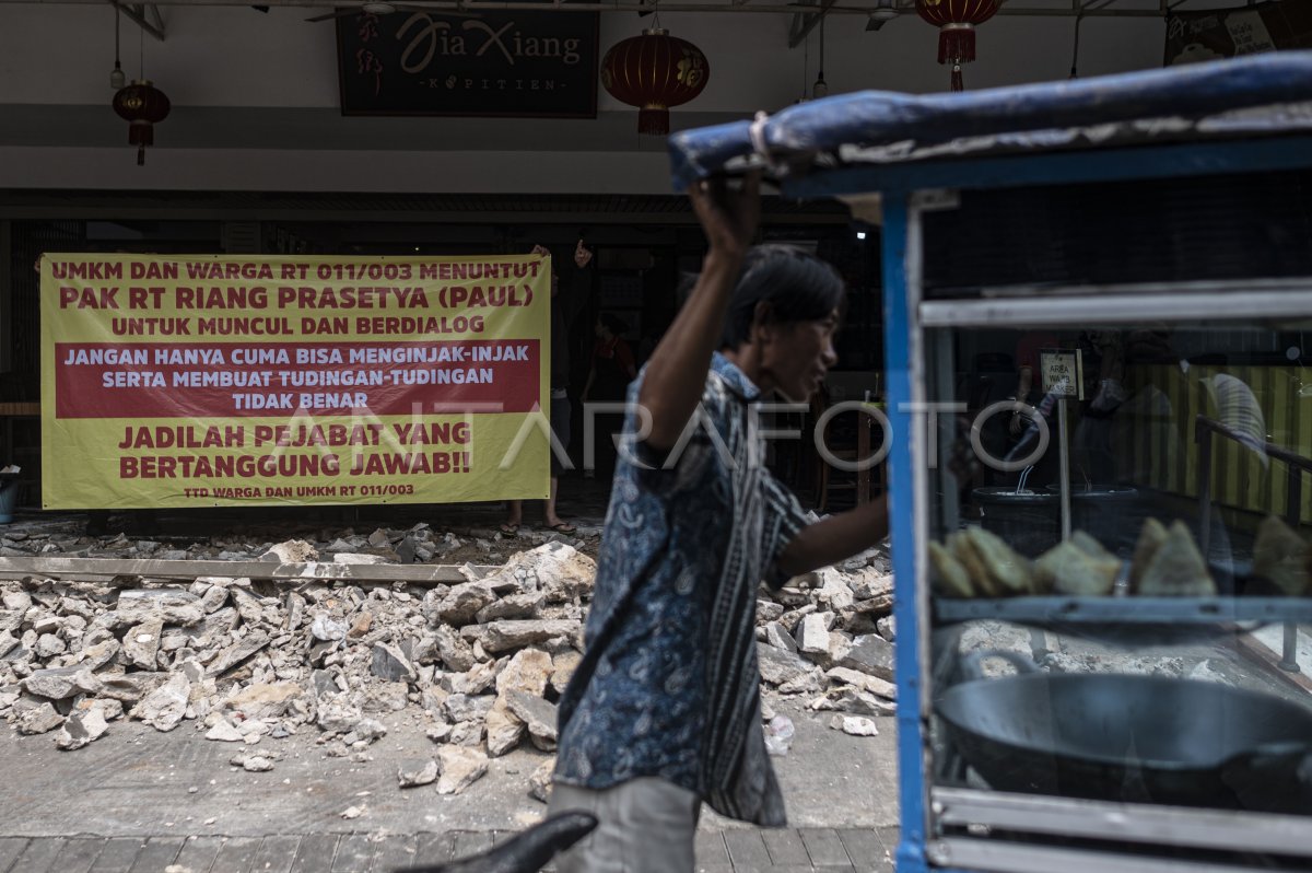 Pembongkaran ruko penyerobot saluran air