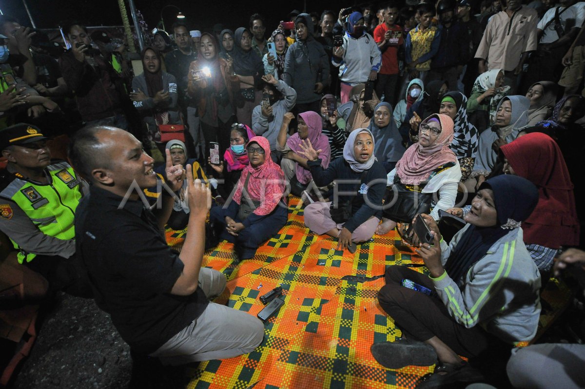 Demo warga Kumpeh Ulu di kantor polisi